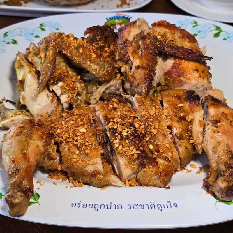ไก่ย่างแบบแผ่ โรยกระเทียมเจียว