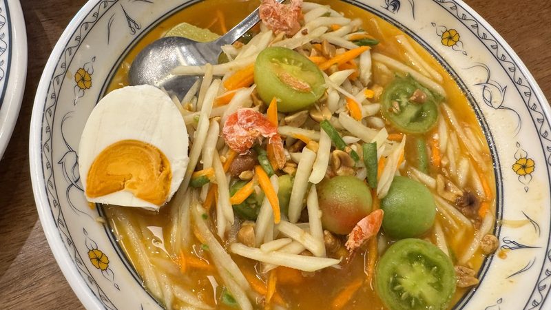 ตำไทยไข่เค็ม มะเขือเทศ และกุ้งแห้ง